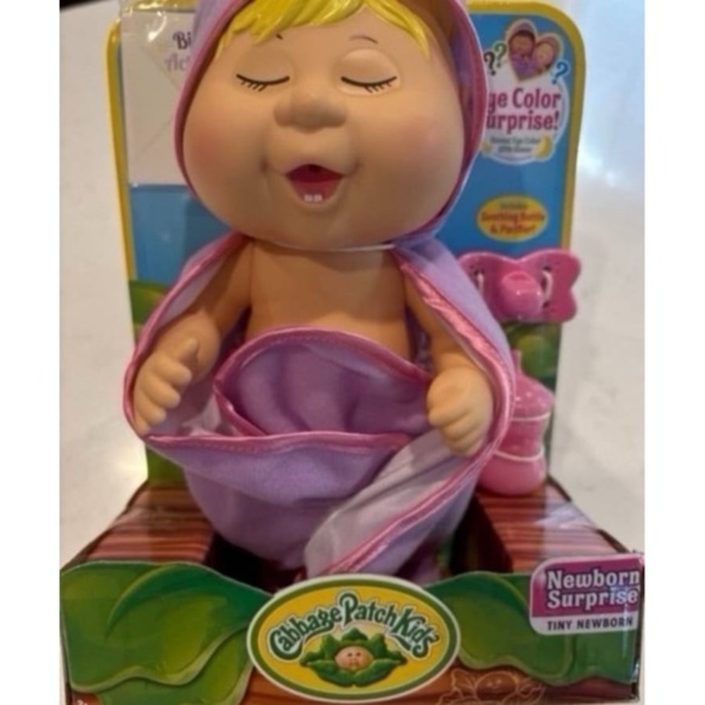NEW !! Cabbage Patch Doll With A Pacifier‎ &Bottle Wets Diaper Rare Eye Surprise